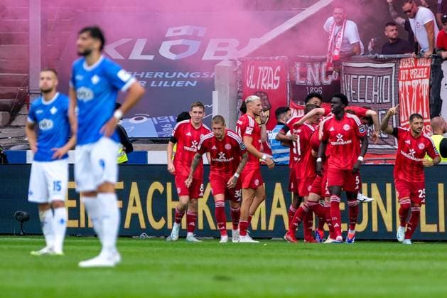 Tim Rossmann Fortuna Duesseldorf , 21 and team cheer the goal to 0 2, Fabian Nuernberger SV Darmstadt 98, 15 and Fraser Hornby SV Darmstadt 98, 09 are disappointed, GER, SV Darmstadt 98 vs Fortuna Duesseldorf, Football, 2 Bundesliga, 1 Matchday, Season 2024 2025, 04 08 2024 DFL REGULATIONS PROHIBIT ANY USE OF PHOTOGRAPHS as IMAGE SEQUENCES and or QUASI VIDEO GER, SV Darmstadt 98 vs Fortuna Duesseldorf, Football, 2 Bundesliga, 1 Matchday, Season 2024 2025, 04 08 2024 Darmstadt Copyright: xEibner-Pressefoto FlorianxWieganx EP_FWD