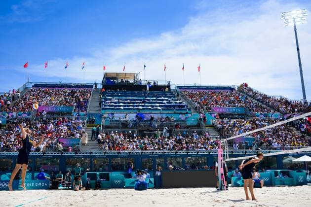 240804 David Ahman of Sweden serves in the round of 16 beach volleyball match during day 9 of the Paris 2024 Olympic Games on August 4, 2024 in Paris Photo Ludvig Thunman BILDBYRAN code LT LT0658 beachvolleyboll beach volleyball sandvolleyball olympic games olympics os ol olympiska spel olympiske leker paris 2024 paris os paris ol 9 bbeng  Copyright: LUDVIGxTHUNMAN BB240804LT069
