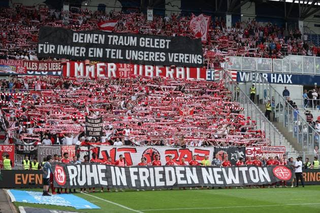 04 08 2024, xdcx, Fussball 2 Bundesliga, SV Darmstadt 98 Fortuna Düsseldorf, emonline, emspor, despor, v l , Fortuna Düsseldorf players hold up a banner with the inscription Ruhe in Frieden Newton in front of the fan curve DFL DFB REGULATIONS PROHIBIT ANY USE OF PHOTOGRAPHS AS IMAGE SEQUENCES AND OR QUASI VIDEO Copyright: HMBxMedia Claus