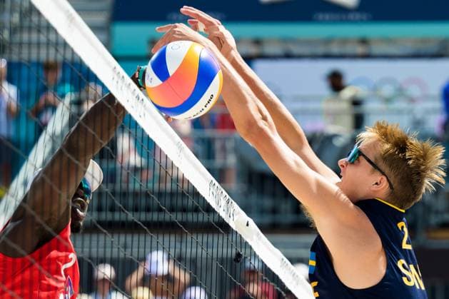 240804 Jorge Luis Alayo Moliner of Cuba and Jonatan Hellvig of Sweden competes in the round of 16 beach volleyball match during day 9 of the Paris 2024 Olympic Games on August 4, 2024 in Paris Photo Ludvig Thunman BILDBYRAN kod LT LT0658 beachvolleyboll beach volleyball sandvolleyball olympic games olympics os ol olympiska spel olympiske leker paris 2024 paris os paris ol 9 bbeng  Copyright: LUDVIGxTHUNMAN BB240804LT084