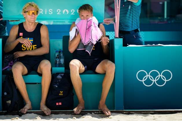 240804 David Ahman and Jonatan Hellvig of Sweden looks dejected in the round of 16 beach volleyball match during day 9 of the Paris 2024 Olympic Games on August 4, 2024 in Paris Photo Ludvig Thunman BILDBYRAN kod LT LT0658 beachvolleyboll beach volleyball sandvolleyball olympic games olympics os ol olympiska spel olympiske leker paris 2024 paris os paris ol 9 bbeng depp dejection  Copyright: LUDVIGxTHUNMAN BB240804LT092