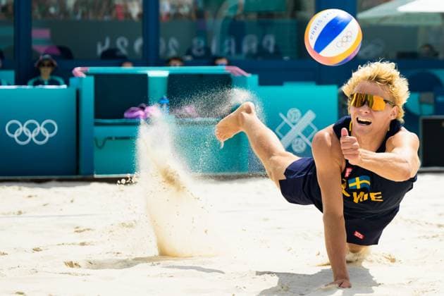240804 David Ahman of Sweden competes in the round of 16 beach volleyball match during day 9 of the Paris 2024 Olympic Games on August 4, 2024 in Paris Photo Ludvig Thunman BILDBYRAN code LT LT0658 beachvolleyboll beach volleyball sandvolleyball olympic games olympics os ol olympiska spel olympiske leker paris 2024 paris os paris ol 9 bbeng  Copyright: LUDVIGxTHUNMAN BB240804LT088