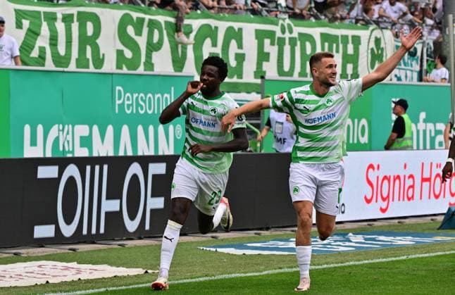 04 08 2024 Soccer season 2024 2025 2 Soccer Bundesliga 01 Matchday SpVgg Greuther Fürth Kleeblatt SC Preußen Münster Sportfoto Zink MeZi xmexzix DFL regulations prohibit any use of photographs as image sequences and or quasi video only for editorial use Torjubel Jubel nach Treffer Torschuß zum 3 1 durch Gideon Jung 23, SpVgg Greuther Fürth mit Dennis Srbeny 7, SpVgg Greuther Fürth, rechts