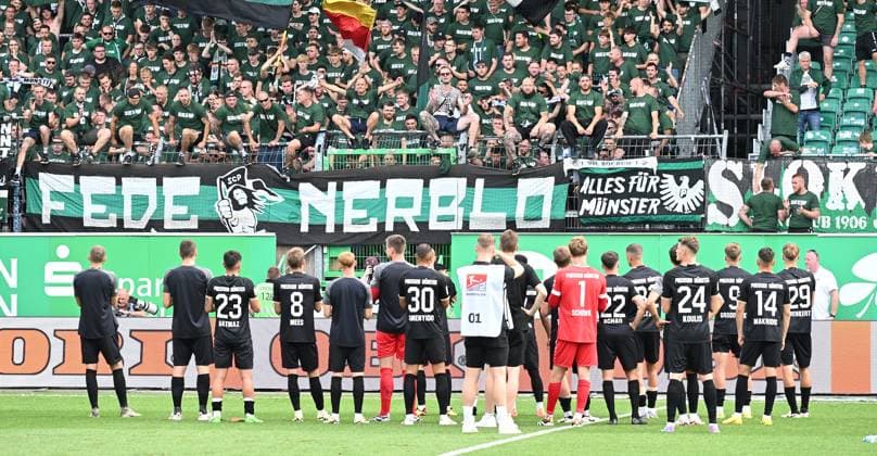04 08 2024 Soccer Season 2024 2025 2 Soccer Bundesliga 01 Matchday SpVgg Greuther Fürth Kleeblatt SC Preußen Münster Sportfoto Zink xwoxzix DFL regulations prohibit any use of photographs as image sequences and or quasi video only for editorial use Mannschaft Team Münster vor Fans Fanblock nach Spielende