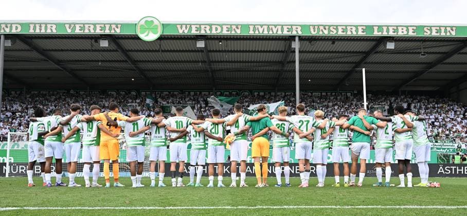 04 08 2024 Soccer Season 2024 2025 2 Soccer Bundesliga 01 Matchday SpVgg Greuther Fürth Kleeblatt SC Preußen Münster Sportfoto Zink xwoxzix DFL regulations prohibit any use of photographs as image sequences and or quasi video only for editorial use Mannschaft Team Fürth nach Spielende vor Greuterfürthfans Fans Fanblock Kleeblattfans