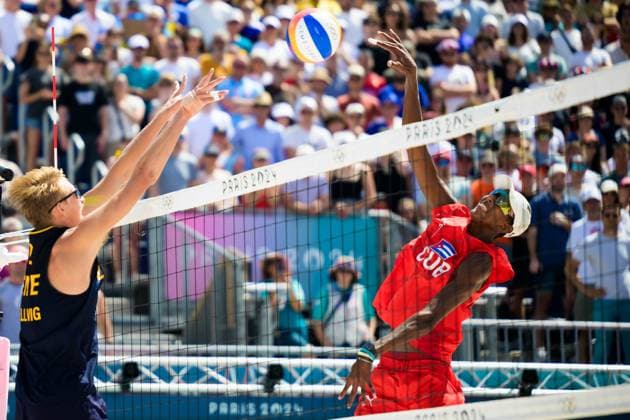 240804 Jonatan Hellvig of Sweden and Noslen Diaz Amaro of Cuba competes in the round of 16 beach volleyball match during day 9 of the Paris 2024 Olympic Games on August 4, 2024 in Paris Photo Ludvig Thunman BILDBYRAN kod LT LT0658 beachvolleyboll beach volleyball sandvolleyball olympic games olympics os ol olympiska spel olympiske leker paris 2024 paris os paris ol 9 bbeng  Copyright: LUDVIGxTHUNMAN BB240804LT102