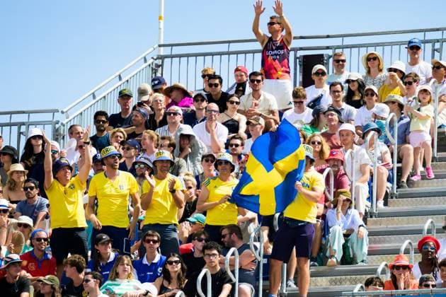 240804 Fans of Sweden celebrates during the round of 16 beach volleyball match during day 9 of the Paris 2024 Olympic Games on August 4, 2024 in Paris Photo Ludvig Thunman BILDBYRAN code LT LT0658 beachvolleyboll beach volleyball sandvolleyball olympic games olympics os ol olympiska spel olympiske leker paris 2024 paris os paris ol 9 bbeng celebration jubel  Copyright: LUDVIGxTHUNMAN BB240804LT106