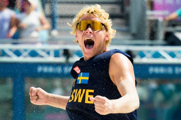 240804 David Ahman of Sweden celebrates during the round of 16 beach volleyball match during day 9 of the Paris 2024 Olympic Games on August 4, 2024 in Paris Photo Ludvig Thunman BILDBYRAN kod LT LT0658 beachvolleyboll beach volleyball sandvolleyball olympic games olympics os ol olympiska spel olympiske leker paris 2024 paris os paris ol 9 bbeng celebration jubel  Copyright: LUDVIGxTHUNMAN BB240804LT108
