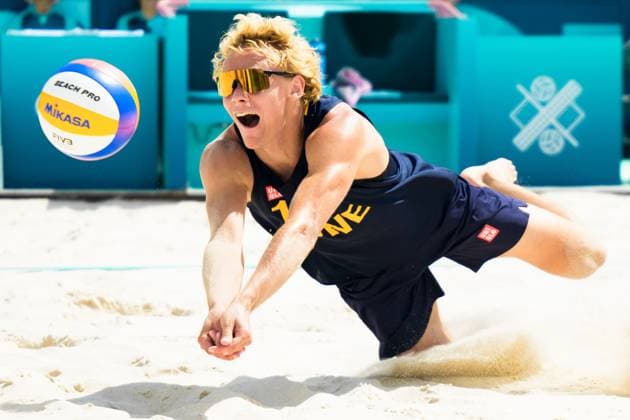 240804 David Ahman of Sweden during the round of 16 beach volleyball match during day 9 of the Paris 2024 Olympic Games on August 4, 2024 in Paris Photo Ludvig Thunman BILDBYRAN code LT LT0658 beachvolleyboll beach volleyball sandvolleyball olympic games olympics os ol olympiska spel olympiske leker paris 2024 paris os paris ol 9 bbeng  Copyright: LUDVIGxTHUNMAN BB240804LT112