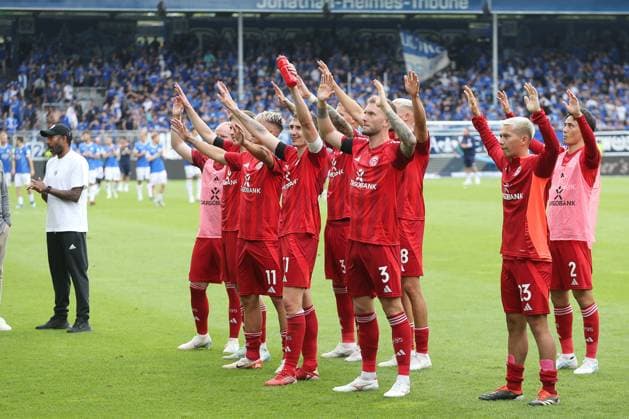 04 08 2024, xtvx, Fussball 2 Bundesliga, SV Darmstadt 98 Fortuna Düsseldorf emspor, v l nach dem Spiel, after the match thanking the fans, applauds the fansMannschaft Duessledorf DFL DFB REGULATIONS PROHIBIT ANY USE OF PHOTOGRAPHS as IMAGE SEQUENCES and or QUASI VIDEO Darmstadt
