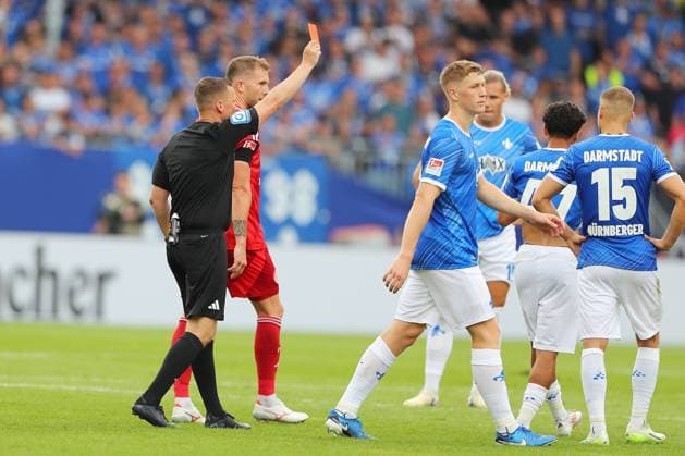 04 08 2024, xtvx, Fußball 2 Bundesliga, SV Darmstadt 98 Fortuna Düsseldorf emspor, v l Schiedsrichter Dr Robert Kampka Rote Karte, red card DFL DFB REGULATIONS PROHIBIT ANY USE OF PHOTOGRAPHS as IMAGE SEQUENCES and or QUASI VIDEO Darmstadt