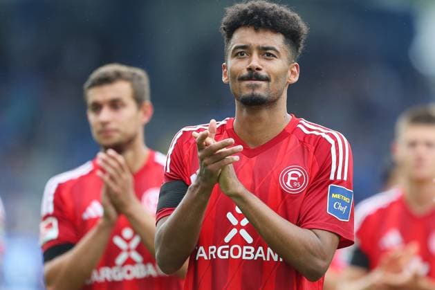 04 08 2024, xtvx, Fussball 2 Bundesliga, SV Darmstadt 98 Fortuna Düsseldorf emspor, v l Emmanuel Iyoha Fortuna Duesseldorf thanks the fans, applauds the fans DFL DFB REGULATIONS PROHIBIT ANY USE OF PHOTOGRAPHS as IMAGE SEQUENCES and or QUASI VIDEO Darmstadt
