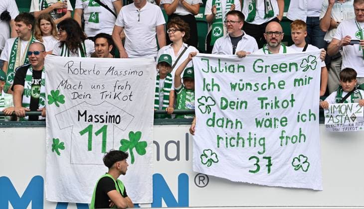 04 08 2024 Soccer Season 2024 2025 2 Soccer Bundesliga 01 Matchday SpVgg Greuther Fürth Kleeblatt SC Preußen Münster Sportfoto Zink xwoxzix DFL regulations prohibit any use of photographs as image sequences and or quasi video only for editorial use Kleeblattfans wünschen sich Trikots von Roberto Massimo 11, SpVgg Greuther Fürth Julian Green 37, SpVgg Greuther Fürth