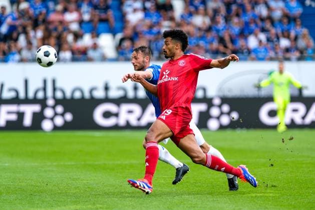 Emmanuel Iyoha Fortuna Duesseldorf , 19 in duel with Matthias Bader SV Darmstadt 98, 26 , GER, SV Darmstadt 98 vs Fortuna Duesseldorf, Soccer, 2 Bundesliga, 1 Matchday, Season 2024 2025, 04 08 2024 DFL REGULATIONS PROHIBIT ANY USE OF PHOTOGRAPHS as IMAGE SEQUENCES and or QUASI VIDEO GER, SV Darmstadt 98 vs Fortuna Duesseldorf, Football, 2 Bundesliga, 1 Matchday, Season 2024 2025, 04 08 2024 Darmstadt Copyright: xEibner-Pressefoto FlorianxWieganx EP_FWD