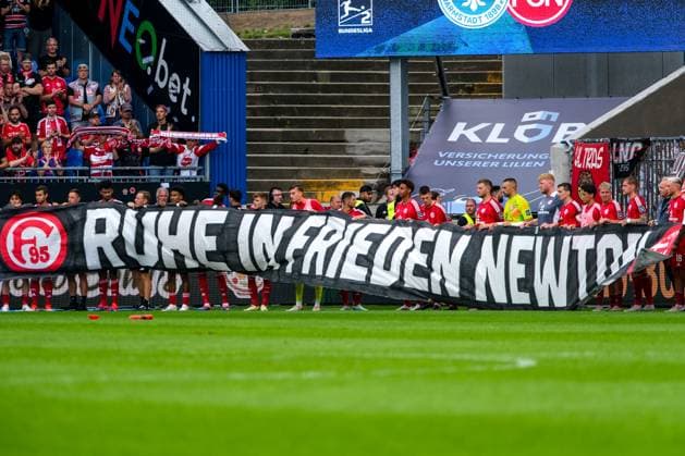 commemorate the deceased player of Fortuna Duesseldorf Newton Opoku Mensah GER, SV Darmstadt 98 vs Fortuna Duesseldorf, Football, 2 Bundesliga, Matchday 1, Season 2024 2025, 04 08 2024 DFL REGULATIONS PROHIBIT ANY USE OF PHOTOGRAPHS as IMAGE SEQUENCES and or QUASI VIDEO GER, SV Darmstadt 98 vs Fortuna Duesseldorf, Football, 2 Bundesliga, Matchday 1, Season 2024 2025, 04 08 2024 Darmstadt Copyright: xEibner-Pressefoto FlorianxWieganx EP_FWD