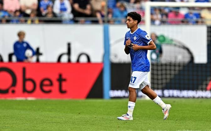 04 08 2024, xfux, Fussball 2 Bundesliga, SV Darmstadt 98 Fortuna Düsseldorf emspor, v l Othmane Elidrissi Errahhali SV Darmstadt 98 leaves the pitch after his red card for, red card for, sending off, Game Misconduct DFL DFB REGULATIONS PROHIBIT ANY USE OF PHOTOGRAPHS as IMAGE SEQUENCES and or QUASI VIDEO Licensing of the photographic work to SV Darmstadt 1898 e V and subsidiaries is not permitted No release of or sale to SV Darmstadt 1898 e V Darmstadt