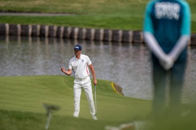 240804 Victor Perez of France celebrates during the final round of the men s individual stroke play golf during day 9 of the Paris 2024 Olympic Games on August 4, 2024 in Paris Photo Petter Arvidson BILDBYRAN code PA PA0861 golf olympic games olympics os ol olympiska spelen olympiske leker paris 2024 paris os paris ol bbeng france france grappa33 jubel  Copyright: PETTERxARVIDSON BB240804PA132