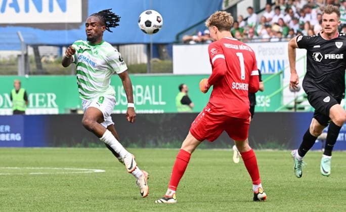 04 08 2024 Soccer Season 2024 2025 2 Soccer Bundesliga 01 Matchday SpVgg Greuther Fürth Kleeblatt SC Preußen Münster Sportfoto Zink xwoxzix DFL regulations prohibit any use of photographs as image sequences and or quasi video only for editorial use Noel Futkeu 9, SpVgg Greuther Fürth Johannes Schenk 1, Preußen Münster