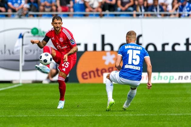 Matthias Zimmermann Fortuna Duesseldorf , 25 on the ball, next to Fabian Nuernberger SV Darmstadt 98, 15 , GER, SV Darmstadt 98 vs Fortuna Duesseldorf, Soccer, 2 Bundesliga, 1 Matchday, Season 2024 2025, 04 08 2024 DFL REGULATIONS PROHIBIT ANY USE OF PHOTOGRAPHS as IMAGE SEQUENCES and or QUASI VIDEO GER, SV Darmstadt 98 vs Fortuna Duesseldorf, Football, 2 Bundesliga, 1 Matchday, Season 2024 2025, 04 08 2024 Darmstadt Copyright: xEibner-Pressefoto FlorianxWieganx EP_FWD