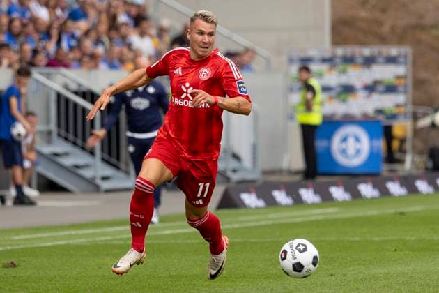 2 Soccer Bundesliga SV Darmstadt 98 Fortuna Düsseldorf, 04 08 2024 Felix Klaus Fortuna Düsseldorf 11 on the ball, clipping, portrait portrait, SV Darmstadt 98 Fortuna Düsseldorf, Darmstadt, Merck Stadion am Böllenfalltor, 4 8 2024 Copyright: xBEAUTIFULxSPORTS Gawlikx