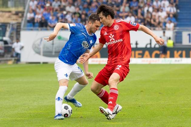 2 Bundesliga SV Darmstadt 98 Fortuna Düsseldorf, 04 08 2024 Sergio Lopez SV Darmstadt 98 2 with the ball in a duel against Ao Tanaka Fortuna Düsseldorf 4 , SV Darmstadt 98 Fortuna Düsseldorf, Darmstadt, Merck Stadion am Böllenfalltor, 4 8 2024 Copyright: xBEAUTIFULxSPORTS Gawlikx