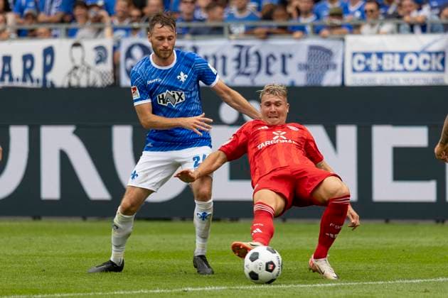 2 Bundesliga SV Darmstadt 98 Fortuna Düsseldorf, 04 08 2024 Sergio Lopez SV Darmstadt 98 2 6 Felix Klaus Fortuna Düsseldorf 11 in a duel for the ball, SV Darmstadt 98 Fortuna Düsseldorf, Darmstadt, Merck Stadion am Böllenfalltor, 4 8 2024 Copyright: xBEAUTIFULxSPORTS Gawlikx