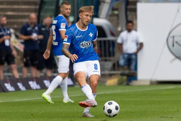 2 Soccer Bundesliga SV Darmstadt 98 Fortuna Düsseldorf, 04 08 2024 Luca Marseiler SV Darmstadt 98 8 with ball, cropped, portrait portrait, SV Darmstadt 98 Fortuna Düsseldorf, Darmstadt, Merck Stadion am Böllenfalltor, 4 8 2024 Copyright: xBEAUTIFULxSPORTS Gawlikx