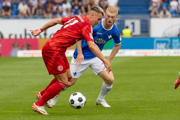 2 Soccer Bundesliga SV Darmstadt 98 Fortuna Düsseldorf, 04 08 2024 Felix Klaus Fortuna Düsseldorf 11 with ball in duel against Kai Klefisch SV Darmstadt 98 17 , SV Darmstadt 98 Fortuna Düsseldorf, Darmstadt, Merck Stadion am Böllenfalltor, 4 8 2024 Copyright: xBEAUTIFULxSPORTS Gawlikx