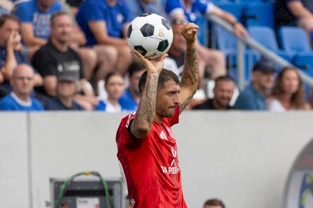 2 Soccer Bundesliga SV Darmstadt 98 Fortuna Düsseldorf, 04 08 2024 Matthias Zimmermann Fortuna Düsseldorf 25 with ball ,Crop, Portrait Portrait, SV Darmstadt 98 Fortuna Düsseldorf, Darmstadt, Merck Stadion am Böllenfalltor, 4 8 2024 Copyright: xBEAUTIFULxSPORTS Gawlikx