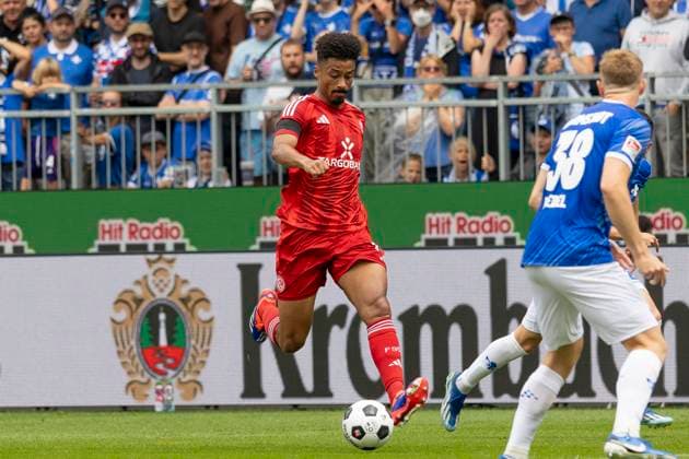 2 Soccer Bundesliga SV Darmstadt 98 Fortuna Düsseldorf, 04 08 2024 Emmanuel Iyoha Fortuna Düsseldorf 19 with a pass into the top,SV Darmstadt 98 Fortuna Düsseldorf, Darmstadt, Merck Stadion am Böllenfalltor, 4 8 2024 Copyright: xBEAUTIFULxSPORTS Gawlikx