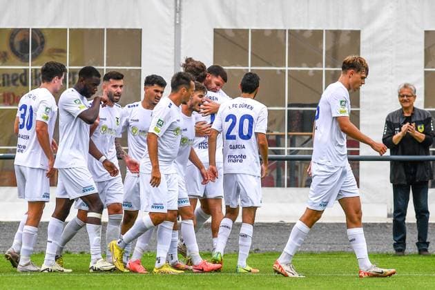Die Spieler vom FC Düren bejubeln den Treffer zum 1:0 durch Viktor Miftaraj (FC Düren, 4, verdeckt, jubeln über ein Tor, Jubel, Torjubel, Torerfolg, celebrate the goal, goal, celebration, Jubel ueber das Tor, optimistisch, Action, Aktion) , 04.08.2024, Düren (Deutschland), Fussball, Regionalliga West, 1. xmhx
