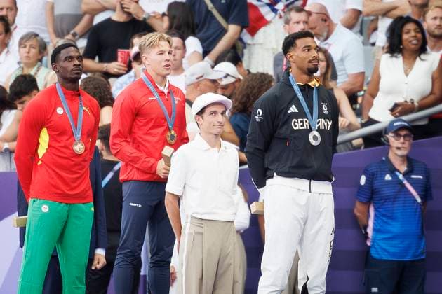 Olympic Games Athletics Paris, 04 08 2024 NEUGEBAUER Leo Germany at the silver medal ceremony in the decathlon Olympic Games Athletics on 04 08 2024 at the Stade de France in Paris France Copyright: xBEAUTIFULxSPORTS AxelxKohringx