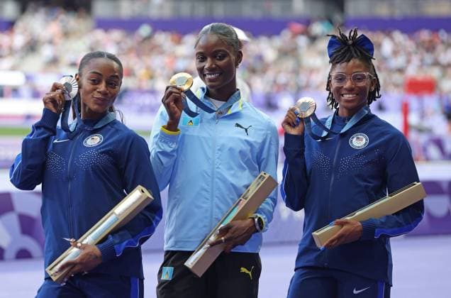 Bilder des Jahres 2024, Sport 08 August Sport Themen der Woche KW31 Women s 100m gold medalist Julien Alfred from St Lucia (C), silver medalist Sha carri Richardson of the U.S. (L) and bronze medalist Melissa Jefferson of the U.S. stand on the podium at the Stade de France during the Paris 2024 Olympic Games, Olympische Spiele, Olympia, OS Athletics competition in Paris, France, on Sunday, August 4, 2024.  OLY202408041807 MAYAxVIDON-WHITE
