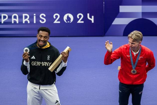 240804 Leo Neugebauer of Germany silver and Markus Rooth of Norway gold celebrate on the pocium at the medal ceremony for men™s athletics decathlon during day 9 of the Paris 2024 Olympic Games on August 4, 2024 in Paris Photo Jon Olav Nesvold BILDBYRAN COP 217 JM0594 bbeng friidrott athletics friidrett olympic games olympics os ol olympiska spelen olympiske leker paris 2024 paris os paris ol  Copyright: JONxOLAVxNESVOLD BB240804JE079