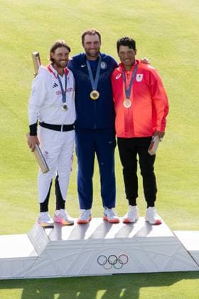 August 4, 2024, Paris, Ile de France, France: Medalists from the Men s Individual Stroke Play at Le Golf National during the 2024 Paris Summer Olympics in Paris, France. Gold medal winner SCOTTIE SCHEFFLER, USA, Silver Medal TOMMY FLEETWOOD, Great Britian, and Bronze medal winner HIDEKI MATSUYAMA, Japan. Paris France - ZUMAa19_ 20240804_oly_a19_014 Copyright: xAngelxAdamsx