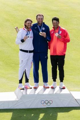 August 4, 2024, Paris, Ile de France, France: Medalists from the Men s Individual Stroke Play at Le Golf National during the 2024 Paris Summer Olympics in Paris, France. Gold medal winner SCOTTIE SCHEFFLER, USA, Silver Medal TOMMY FLEETWOOD, Great Britian, and Bronze medal winner HIDEKI MATSUYAMA, Japan. Paris France - ZUMAa19_ 20240804_oly_a19_015 Copyright: xAngelxAdamsx