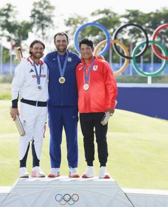 Paris Olympics: Golf Scottie Scheffler (C) of the United States poses during the medal ceremony after winning gold in the men s golf event at the Paris Olympics on Aug. 4, 2024, at Le Golf National in Saint-Quentin-en-Yvelines, France, alongside silver medalist Tommy Fleetwood (L) of Britain and bronze medalist Hideki Matsuyama of Japan.  A14AA0003238662P