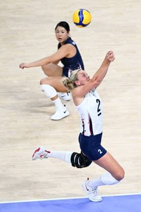 (240804) -- PARIS, Aug. 4, 2024 -- Jordyn Poulter (front) of team the United States competes during the women s preliminary round pool A match of volleyball between the United States and France at the Paris 2024 Olympic Games, Olympische Spiele, Olympia, OS in Paris, France, Aug. 4, 2024. ) (PARIS2024) FRANCE-PARIS-OLY-VOLLEYBALL JuxHuanzong 