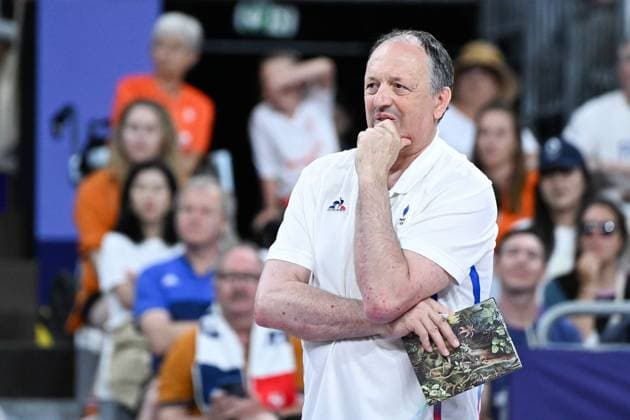 (240804) -- PARIS, Aug. 4, 2024 -- Head coach Emile Rousseaux of France is seen during the women s preliminary round pool A match of volleyball between the United States and France at the Paris 2024 Olympic Games, Olympische Spiele, Olympia, OS in Paris, France, Aug. 4, 2024. ) (PARIS2024) FRANCE-PARIS-OLY-VOLLEYBALL JuxHuanzong 