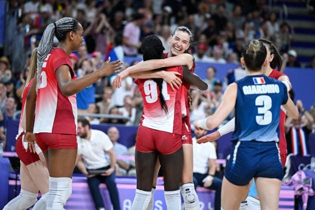 (240804) -- PARIS, Aug. 4, 2024 -- Athletes of team France celebrate scoring during the women s preliminary round pool A match of volleyball between the United States and France at the Paris 2024 Olympic Games, Olympische Spiele, Olympia, OS in Paris, France, Aug. 4, 2024. ) (PARIS2024) FRANCE-PARIS-OLY-VOLLEYBALL JuxHuanzong 