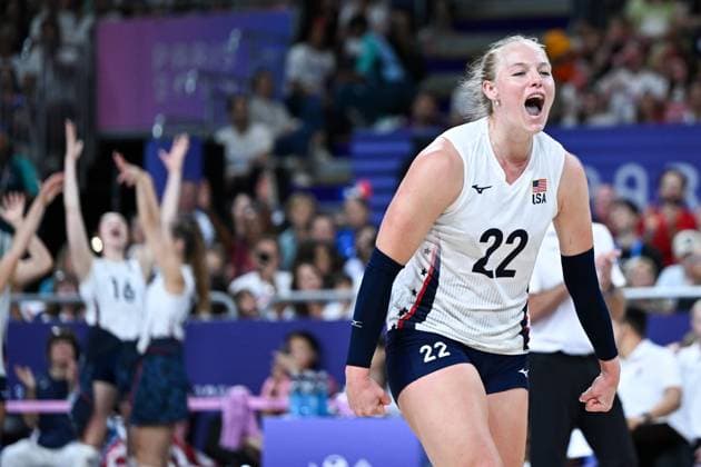 (240804) -- PARIS, Aug. 4, 2024 -- Kathryn Plummer of team the United States celebrates scoring during the women s preliminary round pool A match of volleyball between the United States and France at the Paris 2024 Olympic Games, Olympische Spiele, Olympia, OS in Paris, France, Aug. 4, 2024. ) (PARIS2024) FRANCE-PARIS-OLY-VOLLEYBALL JuxHuanzong 