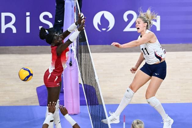 (240804) -- PARIS, Aug. 4, 2024 -- Andrea Drews (R) of team the United States spikes the ball during the women s preliminary round pool A match of volleyball between the United States and France at the Paris 2024 Olympic Games, Olympische Spiele, Olympia, OS in Paris, France, Aug. 4, 2024. ) (PARIS2024) FRANCE-PARIS-OLY-VOLLEYBALL JuxHuanzong 