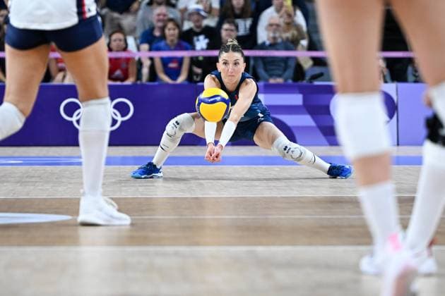 (240804) -- PARIS, Aug. 4, 2024 -- Amandine Giardino of team France competes during the women s preliminary round pool A match of volleyball between the United States and France at the Paris 2024 Olympic Games, Olympische Spiele, Olympia, OS in Paris, France, Aug. 4, 2024. ) (PARIS2024) FRANCE-PARIS-OLY-VOLLEYBALL JuxHuanzong 