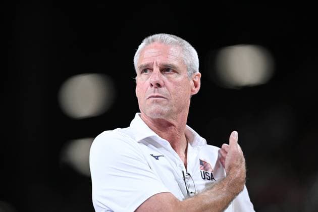 (240804) -- PARIS, Aug. 4, 2024 -- Head coach Karch Kiraly of team the United States is seen during the women s preliminary round pool A match of volleyball between the United States and France at the Paris 2024 Olympic Games, Olympische Spiele, Olympia, OS in Paris, France, Aug. 4, 2024. ) (PARIS2024) FRANCE-PARIS-OLY-VOLLEYBALL JuxHuanzong 