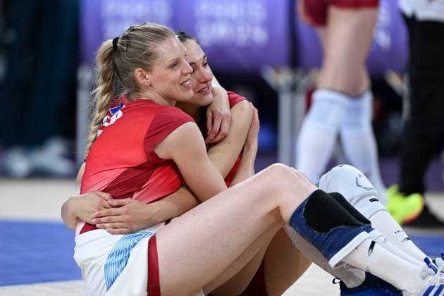 (240804) -- PARIS, Aug. 4, 2024 -- Christina Bauer (L) and Helena Cazaute of team France react after the women s preliminary round pool A match of volleyball between the United States and France at the Paris 2024 Olympic Games, Olympische Spiele, Olympia, OS in Paris, France, Aug. 4, 2024. ) (PARIS2024) FRANCE-PARIS-OLY-VOLLEYBALL JuxHuanzong 