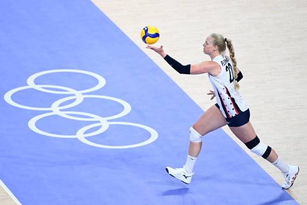 (240804) -- PARIS, Aug. 4, 2024 -- Kathryn Plummer of team the United States serves during the women s preliminary round pool A match of volleyball between the United States and France at the Paris 2024 Olympic Games, Olympische Spiele, Olympia, OS in Paris, France, Aug. 4, 2024. ) (PARIS2024) FRANCE-PARIS-OLY-VOLLEYBALL JuxHuanzong 