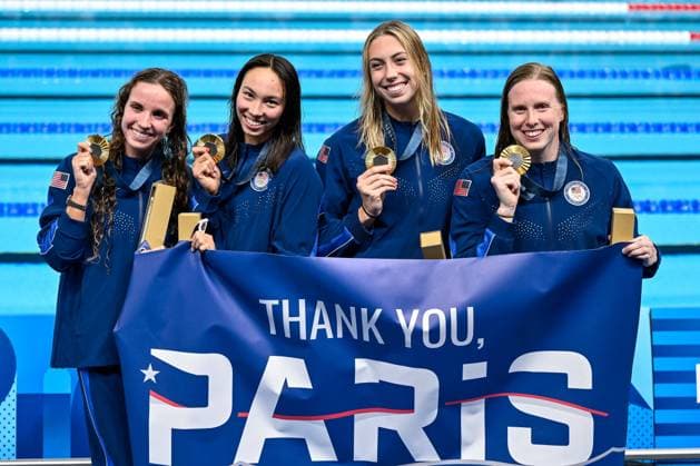 Bilder des Jahres 2024, Sport 08 August Sport Themen der Woche KW31 Sport Bilder des Tages Athletes of team United States of America show the gold medal after competing in the swimming 4x100m Medley Relay Women Final with new world record during the Paris 2024 Olympic Games, Olympische Spiele, Olympia, OS at La Defense Arena in Paris (France), August 04, 2024. Andrea Masini