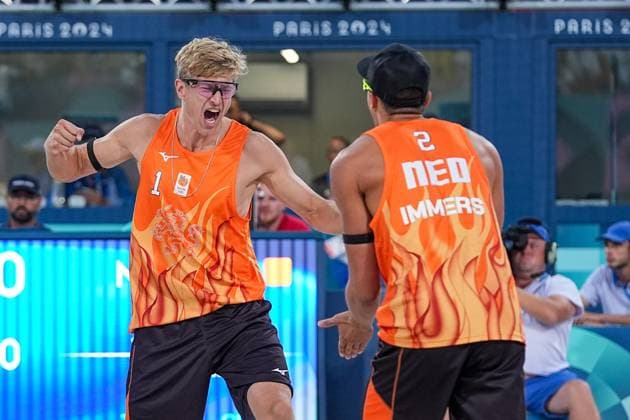 2024-08-04 Beach Volleybal - Olympic Games, Olympische Spiele, Olympia, OS Paris 2024 - Day 9 PARIS, FRANCE - AUGUST 4: Matthew Immers of the Netherlands and Steven van de Velde of the Netherlands competing in the Men s Round of 16 during Day 9 of Beach Volleybal - Olympic Games Paris 2024 at Eiffel Tower Stadium on August 4, 2024 in Paris, France. (Photo by Andre Weening BSR Agency) Paris France Content not available for redistribution in The Netherlands directly or indirectly through any third parties. Copyright: xBSRxAgencyx