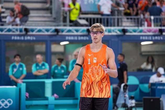 2024-08-04 Beach Volleybal - Olympic Games, Olympische Spiele, Olympia, OS Paris 2024 - Day 9 PARIS, FRANCE - AUGUST 4: Steven van de Velde of the Netherlands competing in the Men s Round of 16 during Day 9 of Beach Volleybal - Olympic Games Paris 2024 at Eiffel Tower Stadium on August 4, 2024 in Paris, France. (Photo by Andre Weening BSR Agency) Paris France Content not available for redistribution in The Netherlands directly or indirectly through any third parties. Copyright: xBSRxAgencyx