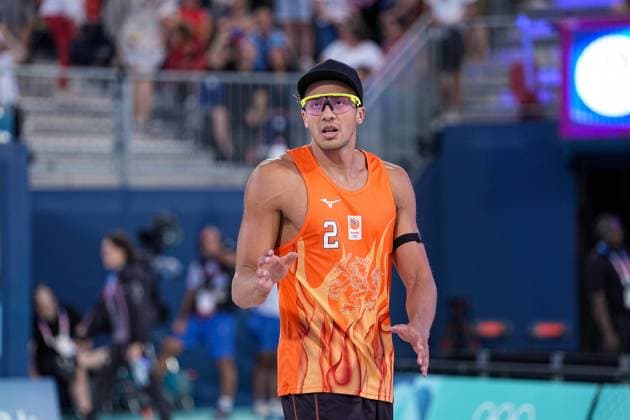 2024-08-04 Beach Volleybal - Olympic Games, Olympische Spiele, Olympia, OS Paris 2024 - Day 9 PARIS, FRANCE - AUGUST 4: Matthew Immers of the Netherlands competing in the Men s Round of 16 during Day 9 of Beach Volleybal - Olympic Games Paris 2024 at Eiffel Tower Stadium on August 4, 2024 in Paris, France. (Photo by Andre Weening BSR Agency) Paris France Content not available for redistribution in The Netherlands directly or indirectly through any third parties. Copyright: xBSRxAgencyx